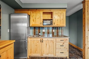 Private kitchen - Emerald Lookout - Views, Hot Tub, Trails Right Next Door (Steamboat Springs)