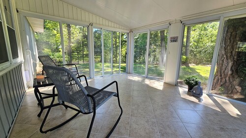Clean, Safe, and Convenient with Ping Pong and FirePit 3 bedroom sleeps 6