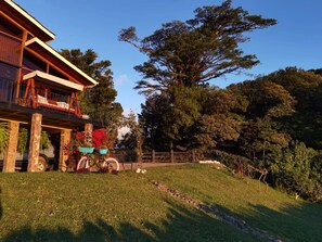 Property grounds - Peaceful 4 bedroom cabin in Monteverde, perfect for nature lovers - Sun's End (Monteverde)