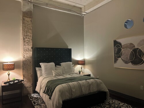 Cozy 1-bedroom loft in adorable Dallas neighborhood with AC and 24HR gym access