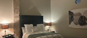 Cozy 1-bedroom loft in adorable Dallas neighborhood with AC and 24HR gym access