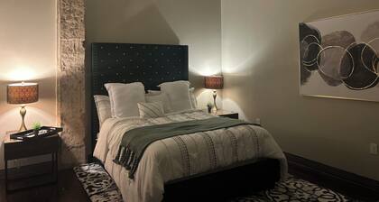Cozy 1-bedroom loft in adorable Dallas neighborhood with AC and 24HR gym access