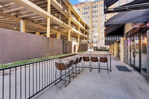 Outdoor dining - Cozy 1-bedroom loft in adorable Dallas neighborhood with AC and 24HR gym access (Dallas)