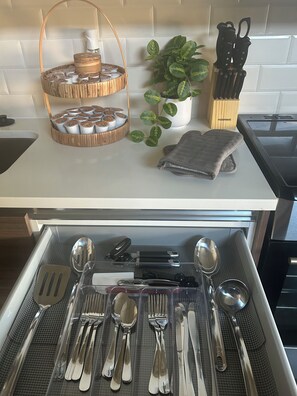 Private kitchen - Cozy 1-bedroom loft in adorable Dallas neighborhood with AC and 24HR gym access (Dallas)