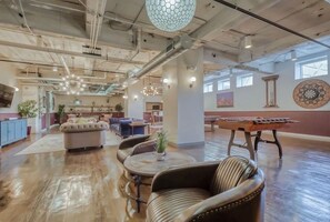 Games room - Cozy 1-bedroom loft in adorable Dallas neighborhood with AC and 24HR gym access (Dallas)