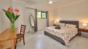 Villa Confort, balcón, vista al jardín