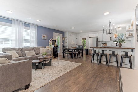 Smart TV, computer monitors. Work & Play Retreat Sleeps 7 - BBQ, Arcade & Fresh Eggs