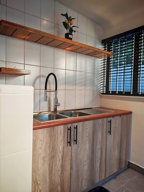 Interior - Room-stylish Studio Room With Shared Poo (Cape Town)