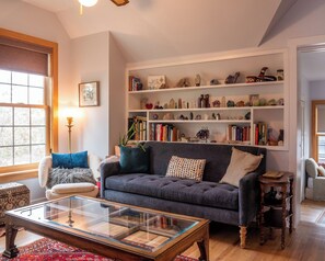 Smart-TV, Bücher, Stereoanlage, Drucker