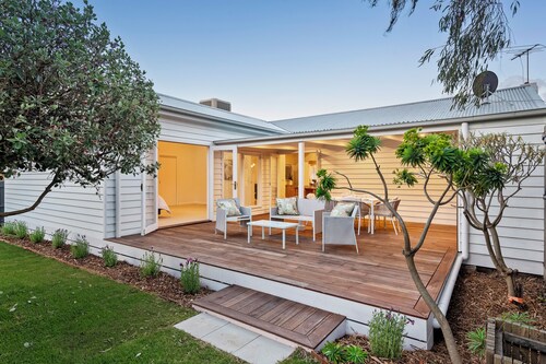 McCrae Beach House Fully Renovated - Short Walk to Beach - Pet Friendly