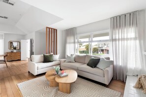 Living area - McCrae Beach House Fully Renovated - Short Walk to Beach - Pet Friendly (McCrae)