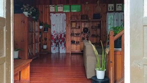 Un interior de madera con un sofá, estanterías y una escalera.