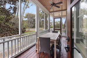 Outdoor dining - Tranquil Waterfront Retreat + Sunrise Views (Bluffton)