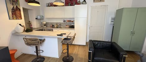 Fridge, oven, cookware/dishes/utensils
