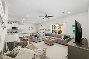 Smart TV, books - Epic fenced backyard, Golf Cart, 5BR, Windmark (Port St. Joe)