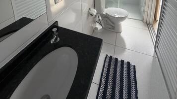 Suite marli luxo c - ar condicionado 500 mts da praia | Bathroom | Shower, towels, toilet paper