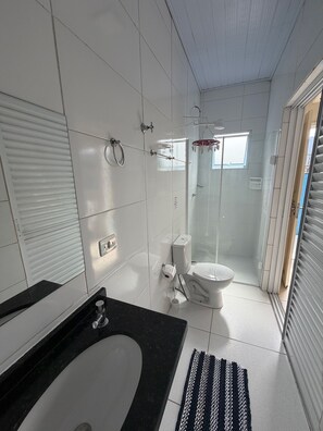 Suite marli luxo c - ar condicionado 500 mts da praia | Salle de bain | Douche, serviettes fournies, papier toilette