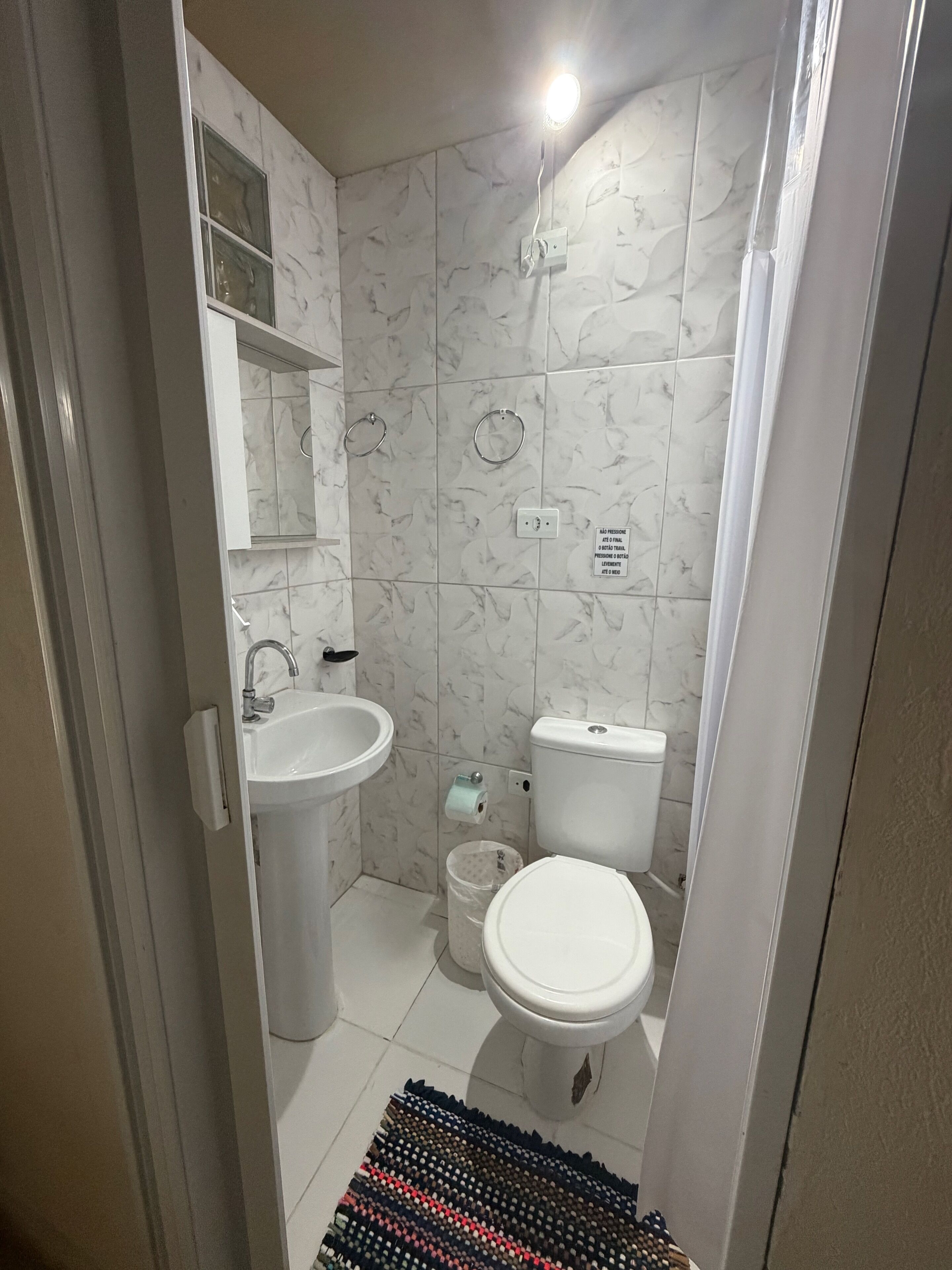 Un baño con lavamanos, inodoro y ducha.