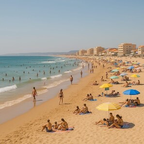 Beach - Marvelous 1-bedroom apartment in vibrant Costa de Caparica near the beach (Costa de Caparica)
