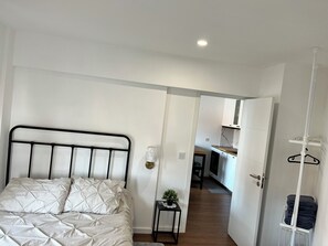 Room - Marvelous 1-bedroom apartment in vibrant Costa de Caparica near the beach (Costa de Caparica)