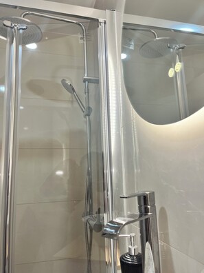 Bathroom - Marvelous 1-bedroom apartment in vibrant Costa de Caparica near the beach (Costa de Caparica)