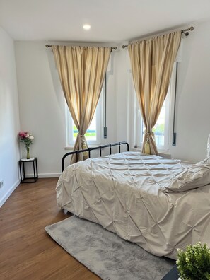 Room - Marvelous 1-bedroom apartment in vibrant Costa de Caparica near the beach (Costa de Caparica)