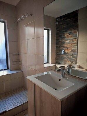 Bathroom - Room-queen Comfort Courtyard Room With P (Cape Town)