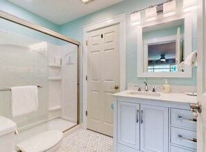 Shower, towels - CC131 Sared Pool, Walk to the Beach, Pickleball Court (Port Aransas)