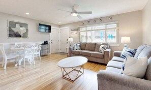 TV - CC131 Sared Pool, Walk to the Beach, Pickleball Court (Port Aransas)