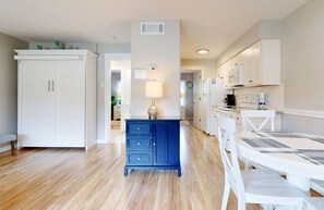 Fridge, microwave, oven, stovetop - CC131 Sared Pool, Walk to the Beach, Pickleball Court (Port Aransas)