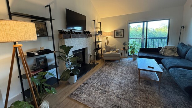 A living room with a fireplace, a sofa, a coffee table, and a TV. - Beautiful and Spacious 4-bedroom home in Lynchburg (Lynchburg)