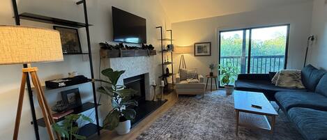 Televisión y chimenea