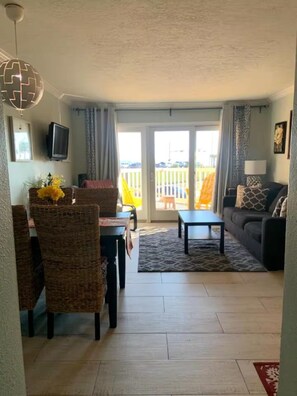 Living area - Ocean View Front Row - Cruise Parking - 2 Pools - Hot Tub - GYM -Tennis (Galveston)