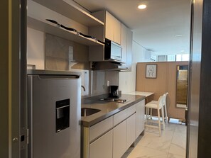 Loft Confort, vista a la ciudad | Cocina privada | Refrigerador, microondas y utensilios de cocina 