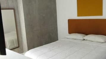 Habitación Confort doble, vistas a la ciudad | Escritorio, espacio para trabajar con un portátil, wifi gratis