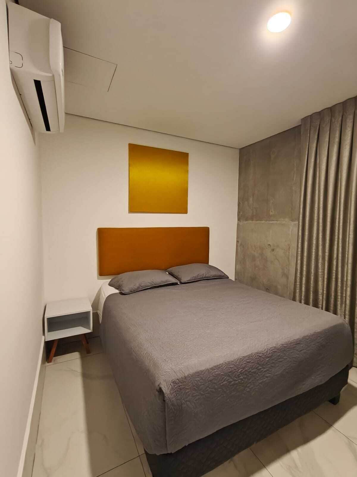 Departamento Confort | Ropa de cama de alta calidad, edredón, muebles diferentes y escritorio 