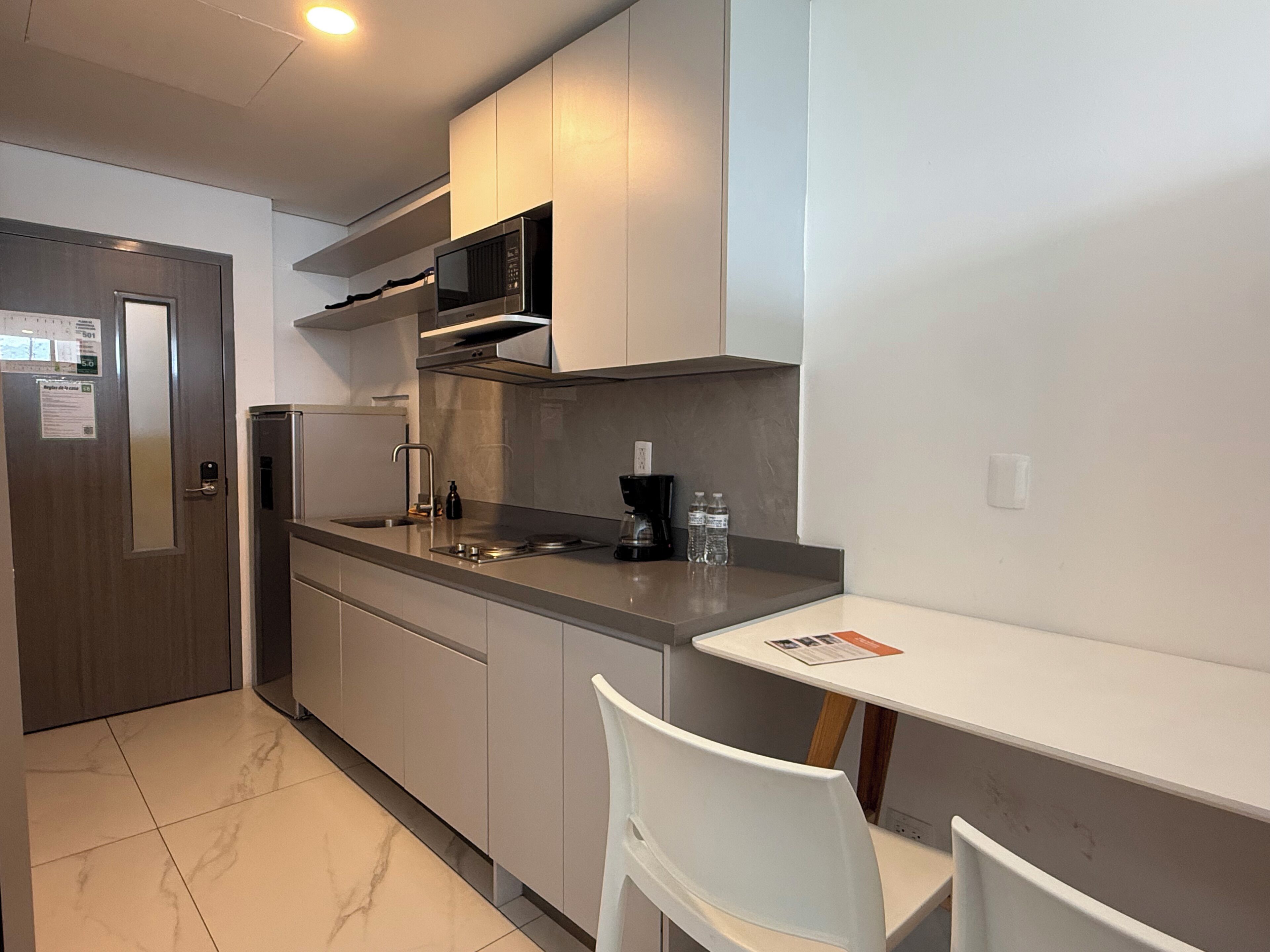 Loft Confort, vistas a la ciudad | Cocina privada | Frigorífico, microondas y utensilios de cocina