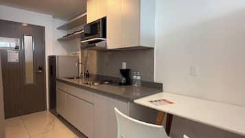 Loft Confort, vistas a la ciudad | Cocina privada | Frigorífico, microondas y utensilios de cocina