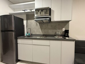 Loft conforto | Cozinha privada | Geladeira, micro-ondas, talheres/pratos/utensílios de cozinha