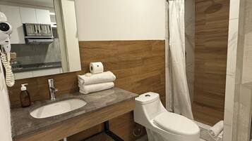Loft Confort | Baño | Regadera, toallas, jabón, shampoo
