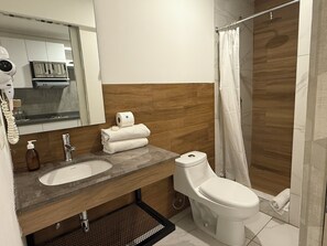 Loft Confort | Baño | Regadera, toallas, jabón, shampoo 