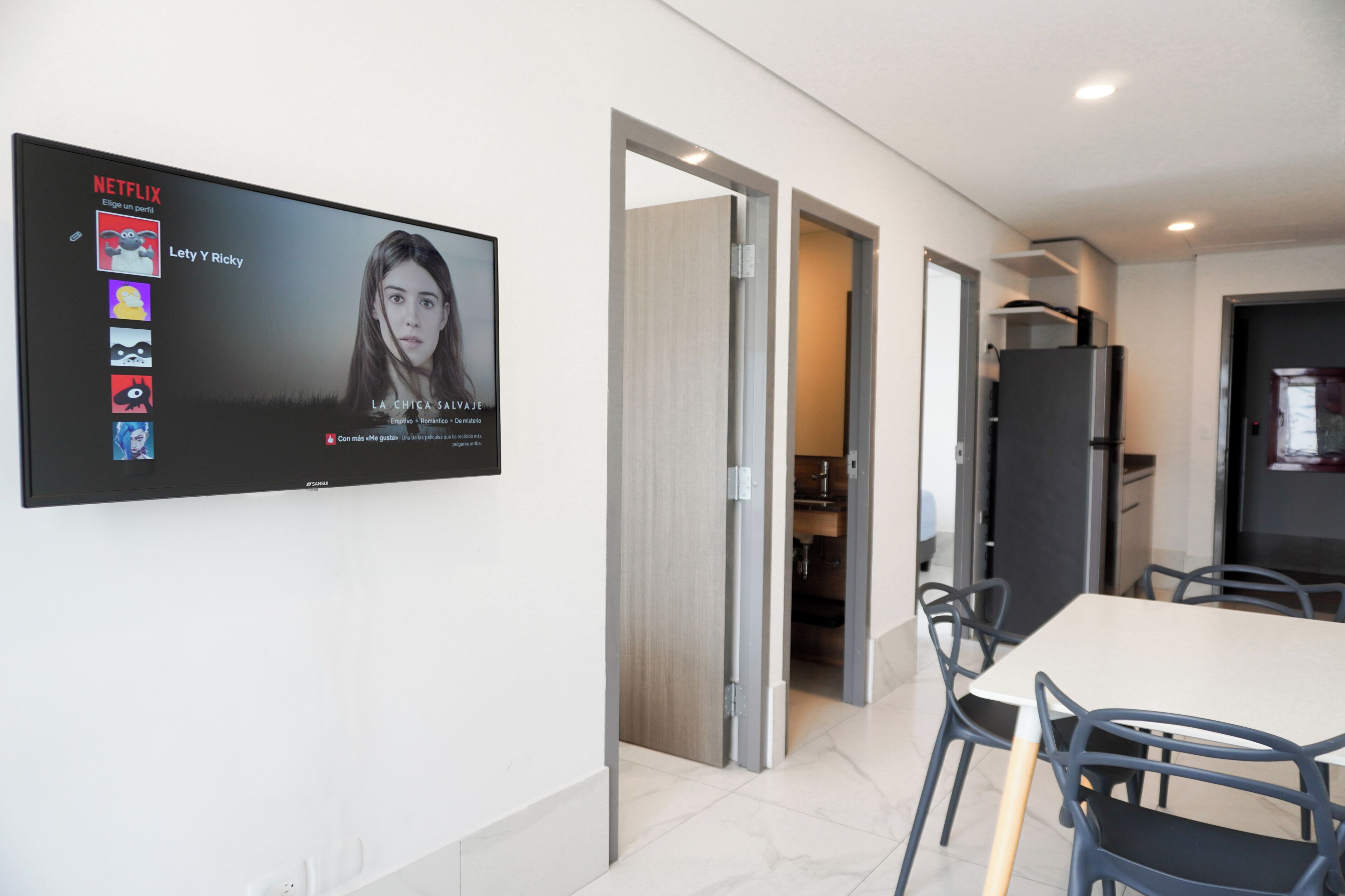 Departamento Confort, vista a la ciudad | Ropa de cama de alta calidad, edredón, muebles diferentes y escritorio 