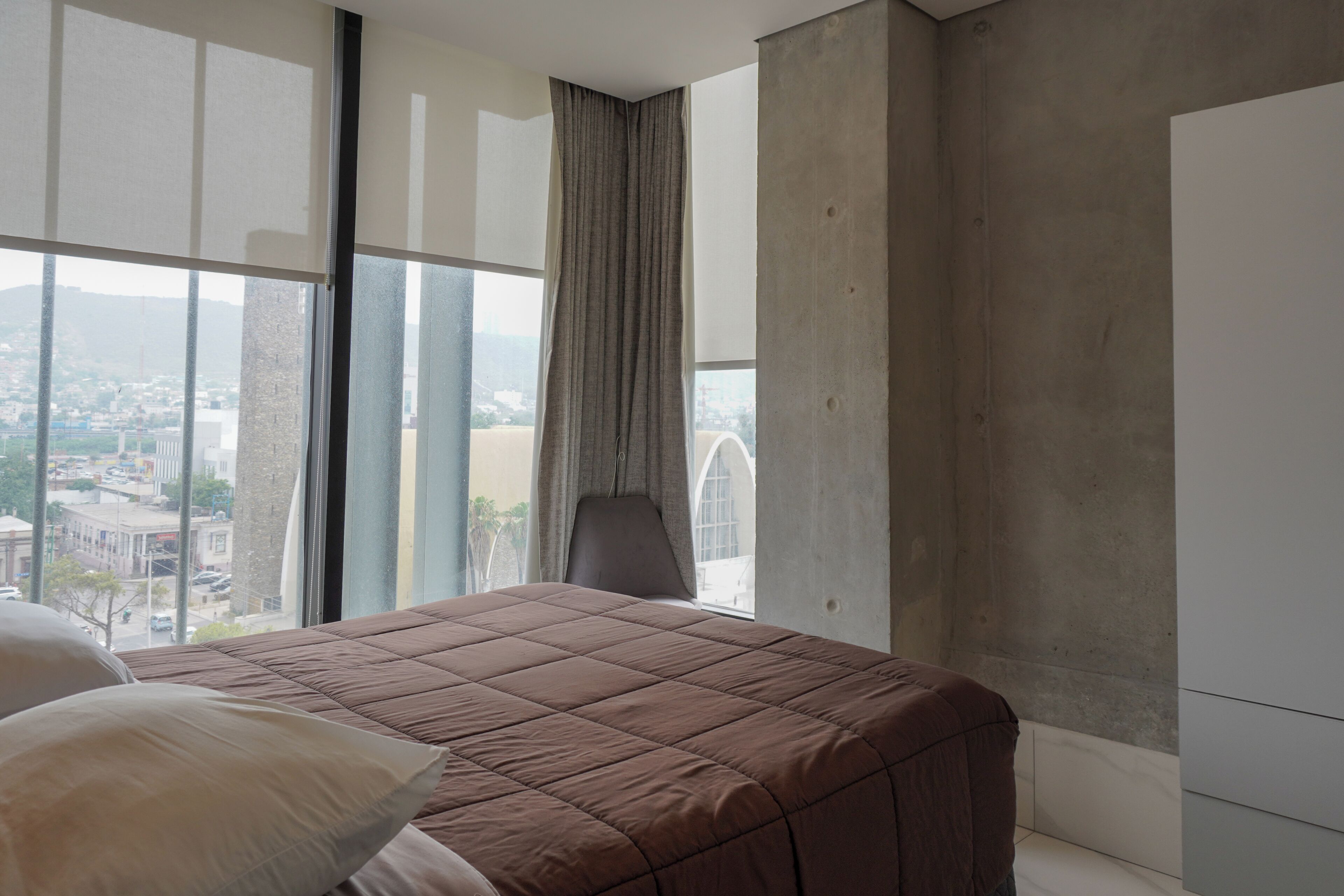 Departamento Confort, vista a la ciudad | Ropa de cama de alta calidad, edredón, muebles diferentes y escritorio 