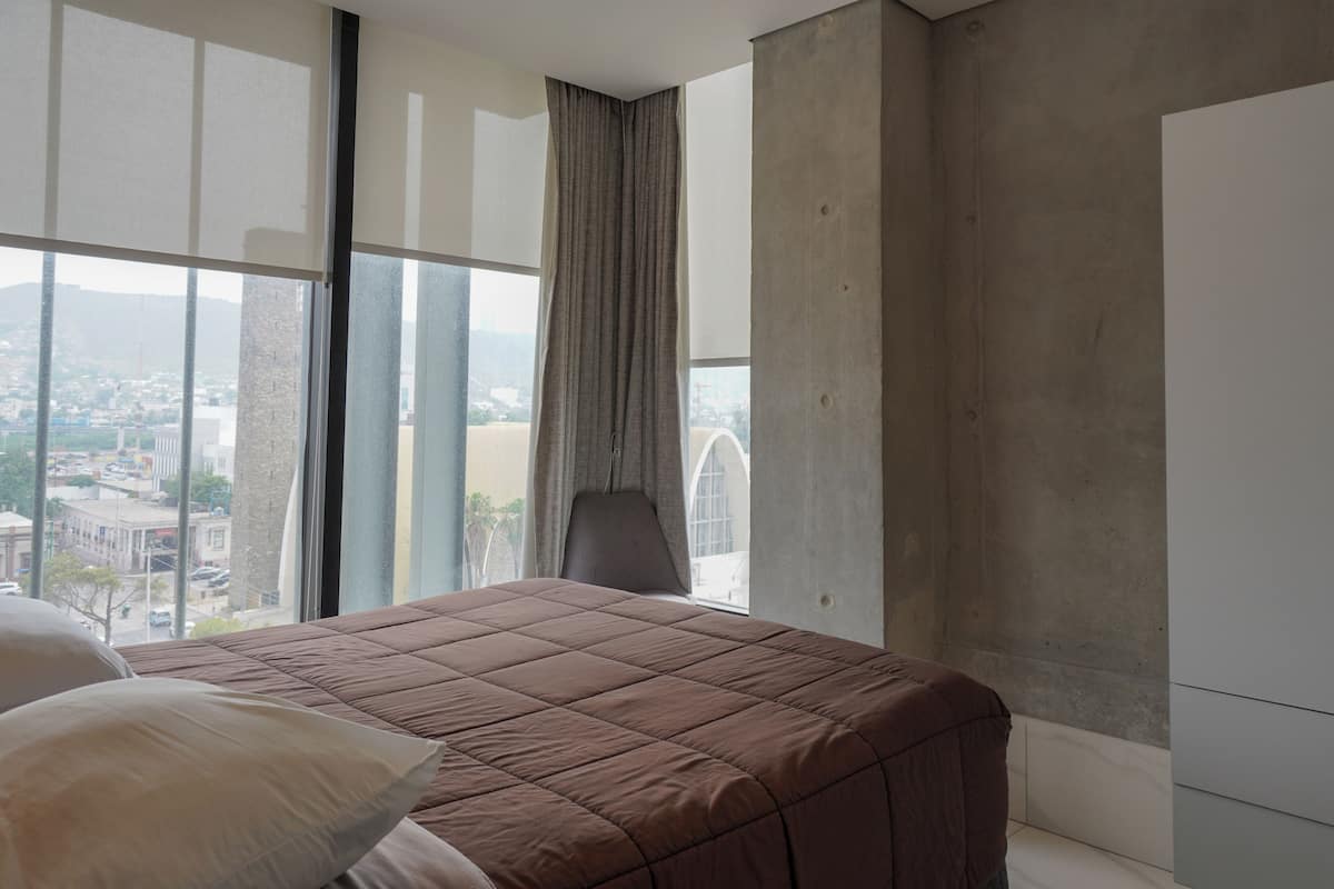Căn hộ tiện nghi đơn giản, quang cảnh thành phố | Bộ đồ giường cao cấp, chăn bông
