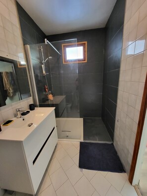 Hair dryer, towels, toilet paper - Le Campagn'Art (La Bazoche-Gouet)