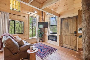 TV, fireplace, books - NEW! Cedarbrook Treehouse | Rural Retreat | Hot tub + Dog Friendly (Trenton)