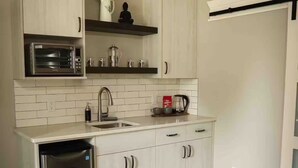 Eine moderne Küche mit eingebautem Geschirrspüler, einer Kaffeemaschine und einem Toaster.