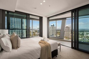 3 bedrooms, iron/ironing board, WiFi - 3BR Coastal Apartment with View (Gold Coast)