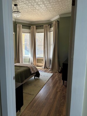 Room - Urban Jungle Cottage in Historic Ohio City (Cleveland)