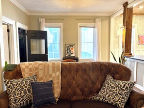 Living area - Urban Jungle Cottage in Historic Ohio City (Cleveland)